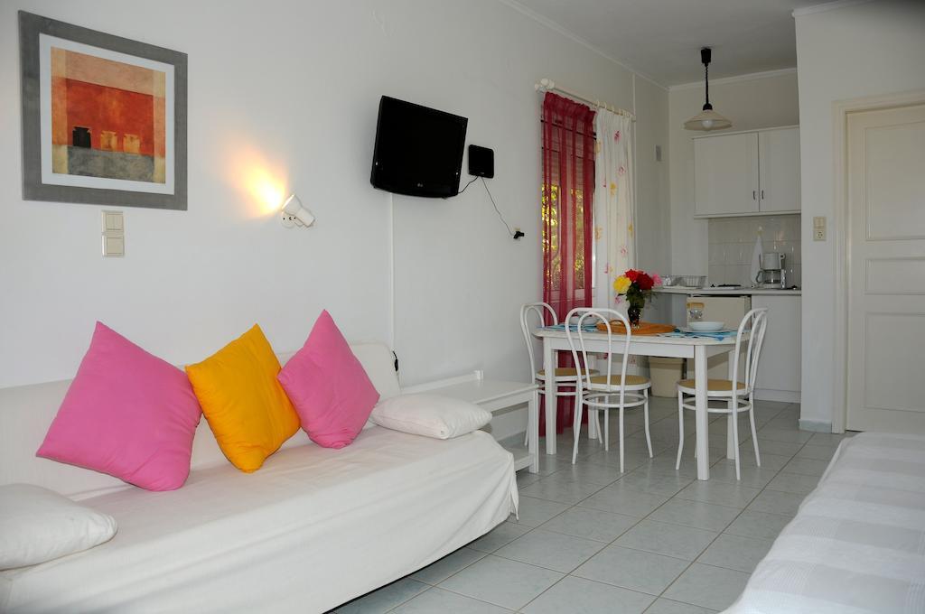يورانيون Villa Fleria Seaside Studios & Apts المظهر الخارجي الصورة